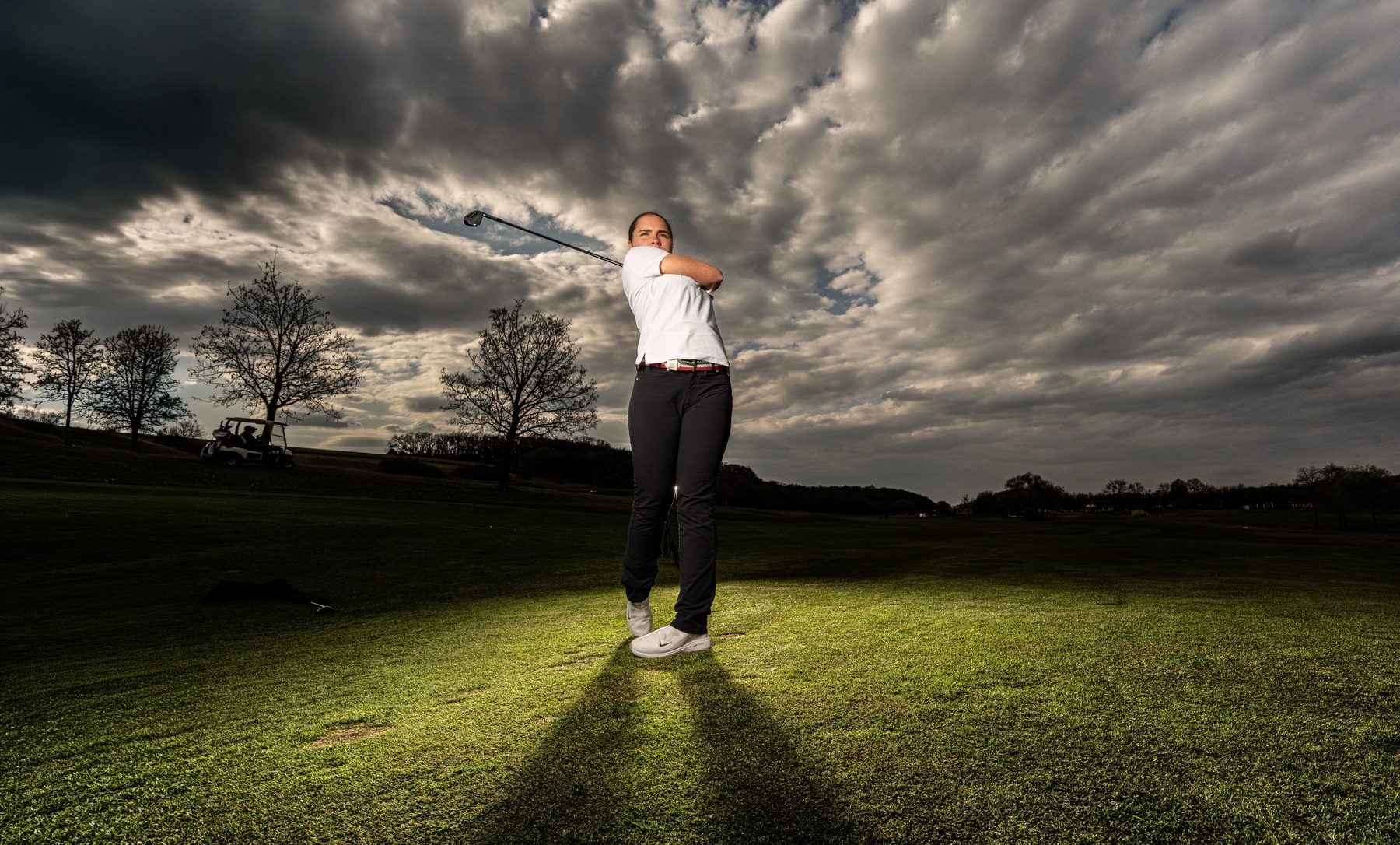 Sportportré golfpályán, drámai felhős éggel