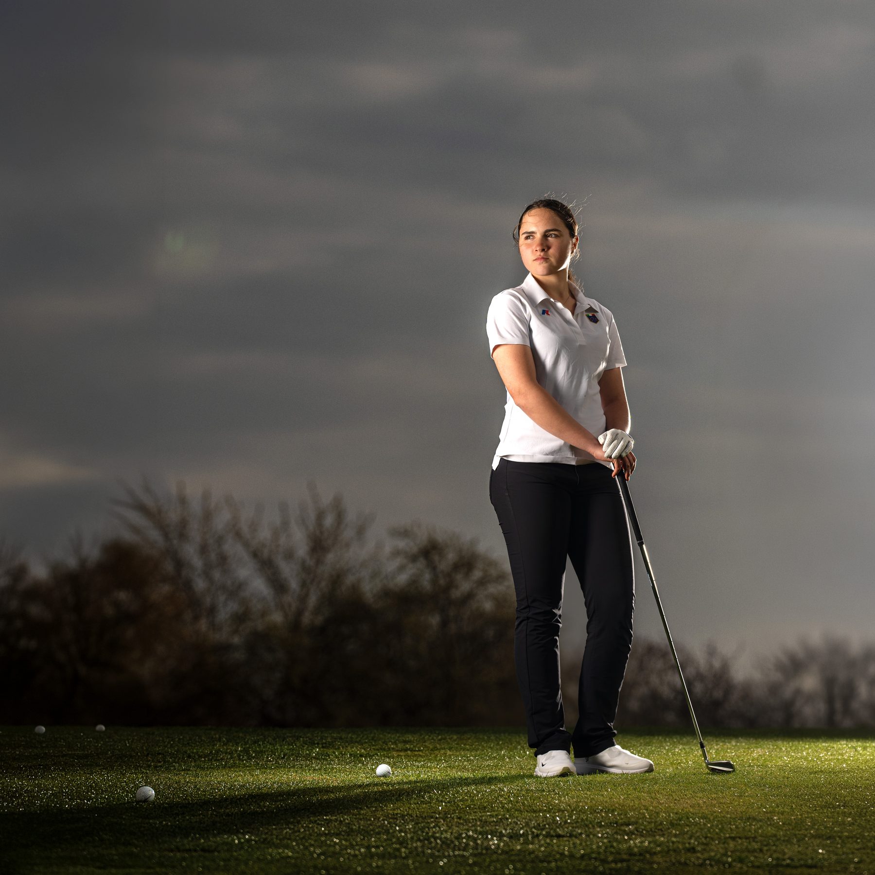 Álló portré golfpályán, drámai fénnyel